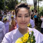 Nuntita Khampiranon Instagram - เข้าร่วมกิจกรรม เดินขบวน ถือเครื่องสักการะถวายให้กับหลวงปู่ดำ เนื่องในวัน ออกพรรษา รู้สึกอิ่มบุญและอิ่มใจมากๆค่ะ 🙏🏻 #วันออกพรรษา