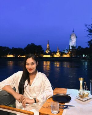 Nuntita Khampiranon Instagram - ทานข้าวริมแม่น้ำเจ้าพระยา และชมวิวของวัด พุทไธสวรรย์ ในจังหวัดอยุธยา อิ่มใจมากๆค่ะ 🤗