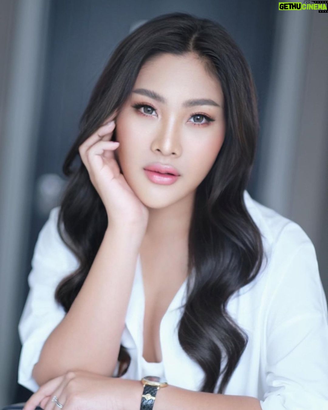 Nuntita Khampiranon Instagram - ขอบคุณลุคสวยๆ สำหรับงานในวันนี้ ❤️ Makeup Namnueng Saranthorn Hair ต้อม รวยมารุม #Annaclinic