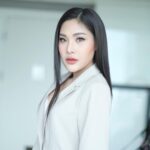 Nuntita Khampiranon Instagram - วันนี้มาในลุค CEO ท่านนึง 👩‍💼 Makeup @namnueng_makeup Hair @tomhair92 #GMMGrammy