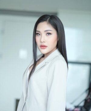 Nuntita Khampiranon Instagram - วันนี้มาในลุค CEO ท่านนึง 👩‍💼 
Makeup @namnueng_makeup 
Hair @tomhair92 
#GMMGrammy