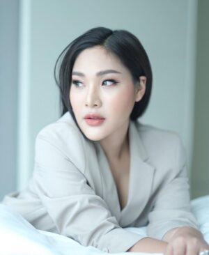 Nuntita Khampiranon Instagram - วันนี้มาในลุค CEO ท่านนึง 👩‍💼 
Makeup @namnueng_makeup 
Hair @tomhair92 
#GMMGrammy