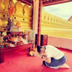 Nuntita Khampiranon Instagram - ขอเป็นสาวลาว เวียงจันทร์ หนึ่งวันนะคะ #สักการะวัดพระธาตุหลวง #เวียงจันทร์ วัดพระธาตุหลวง เวียงจันทน์
