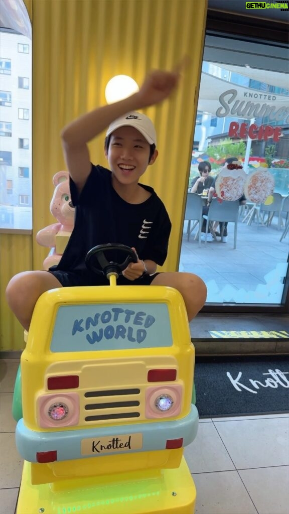 Oh Han-kyul Instagram - 아직은 중학교 1학년 ㅎㅎㅎ🤣🤭 . #오한결 #청소년배우오한결 #언제어디서나_항상즐겁구나😄 #세상다가져ㆍ행복ㆍ한바탕웃음 #행복은소소한일상에있다💕 #아직은잼민이있구나ㅋㅋ #즐거운여름방학생활🎶 카페 노티드 강남 카카오 - Cafe Knotted Gangnam Kakao