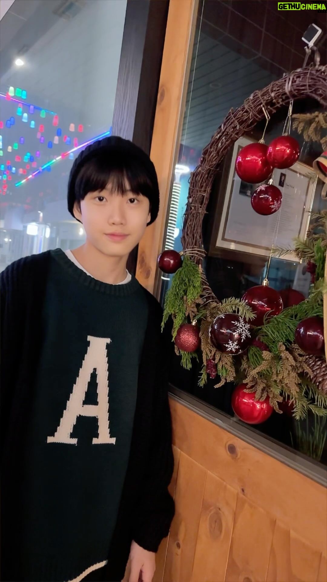 Oh Han-kyul Instagram - . 벌써 크리스마스가 다가오고있어요!! 😍✨ 감기 조심하시고 따뜻한 연말되세요💛 . ✔️ 주니어 A로고 크루넥 니트 (175사이즈) ✔️ 주니어 포켓 포인트 기모 트레이닝 팬츠 (165사이즈) . @awkmall . #오한결 #청소년배우오한결 #merrychristmas2023🎄❄️☃️ 🎁 #에어워크주니어 #주니어의류