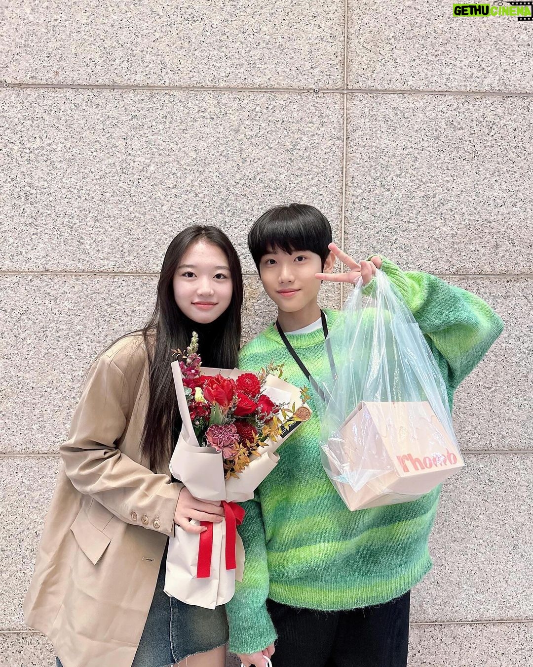 Oh Han-kyul Instagram - . 너희는 여전히 사이가 너무 좋구나!!ㅎㅎ 너무 짧은 시간이어서 아쉬웠다구!! 담에 한결이가 놀러가면 이야기 많이하자~~ 오늘 함께해줘서 너무 너무 고마워! 😍💛 - 누나 꿈을 응원해!! ✨ - . #오한결 #청소년배우오한결 #이효린 #바닷마을다이어리 #후타 #한결후타💛 #담엔한결이가놀러갈께😉 #누나바라기동생🌻 #담엔한결이댄스좀알려줘ㅋㅋ #꽃길만걷자우리🌸 예술의전당 Seoul Arts Center