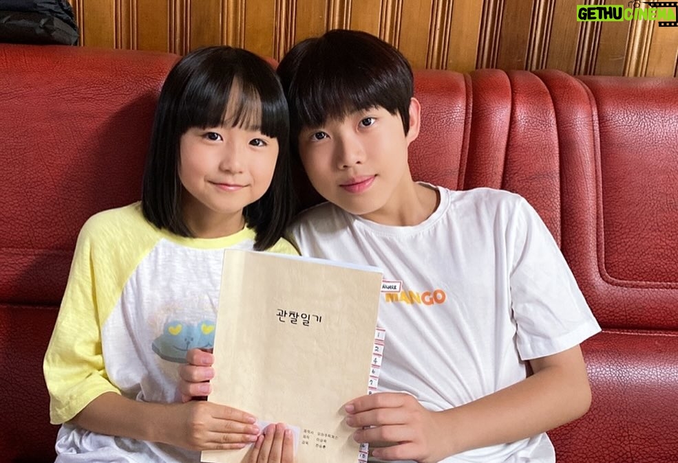 Oh Han-kyul Instagram - . 2022년 무더운 여름날 촬영했던 영화 < 관찰일기🌱> 작품이 kbs 공모전에 선정되어 공중파에서 방영하게 되었습니다. 😍 방학식이 끝나고 친구들과 놀기로 약속한 현민은 자신을 붙잡는 동생 현주와 싸우고, 홧김에 동생 방학숙제인 관찰일기 양파를 버리게되는데… < 관찰일기🌱 > 12월 21일 kbs 1tv 오전 11:00 (열린채널) 방영 어릴적 잼민이 한결이의 모습을 볼 수 있고😆 착하고 귀여운 동생 하율이 민준이 시우와 함께한 추억이 새록새록하네요💛 #오한결 #청소년배우오한결 #강현민역 #현민역 #관찰일기🌱 #어릴적추억이새록새록😊 #남매의여름🌿 #전승훈감독님 #오마주픽쳐스 #너무너무감사합니다💕