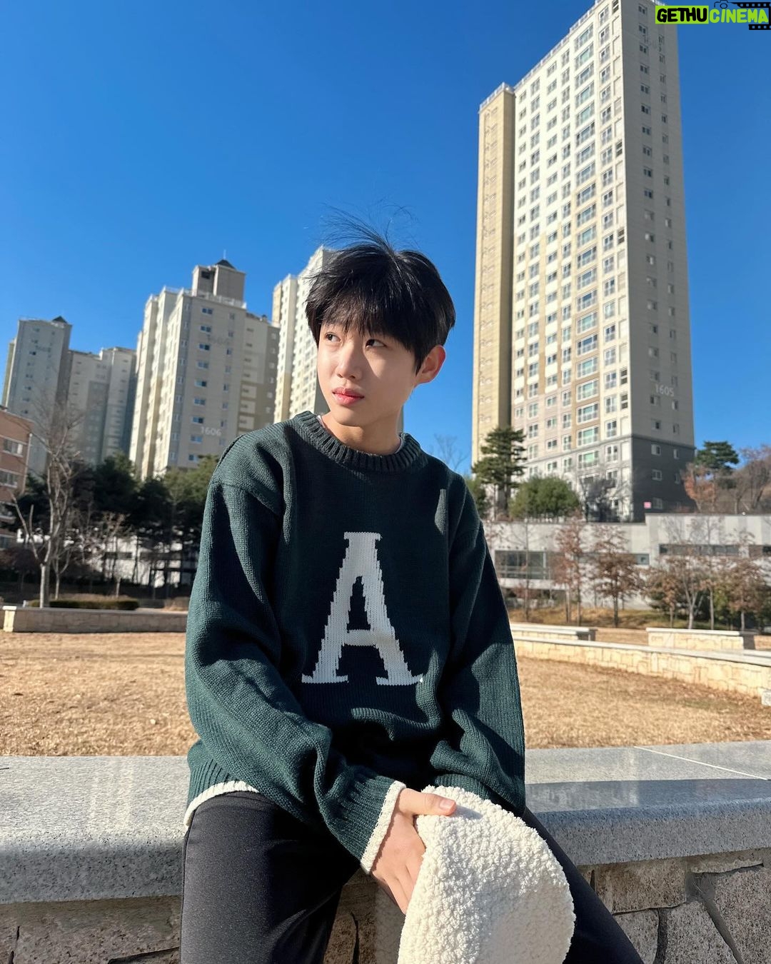 Oh Han-kyul Instagram - #광고 #에어워크주니어 . 추운날씨에 니트와 기모바지 하나만 걸쳐도 편안하고!! 따뜻하고!! 스타일리쉬하게!! 청소년기 폭넓은 사이즈와 디자인으로 선택도 다양하게!! ✨ 한결이는 에어워크주니어와 함께합니다. 💛 ✔️ 주니어 A로고 크루넥 니트 (175사이즈) ✔️ 주니어 포켓 포인트 기모 트레이닝 팬츠 (165사이즈) @awkmall #오한결 #청소년배우오한결 #에어워크주니어 #청소년모델 #주니어의류 #중학생패션 #감사합니다💕