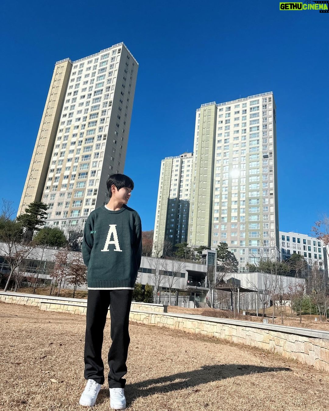 Oh Han-kyul Instagram - #광고 #에어워크주니어 . 추운날씨에 니트와 기모바지 하나만 걸쳐도 편안하고!! 따뜻하고!! 스타일리쉬하게!! 청소년기 폭넓은 사이즈와 디자인으로 선택도 다양하게!! ✨ 한결이는 에어워크주니어와 함께합니다. 💛 ✔️ 주니어 A로고 크루넥 니트 (175사이즈) ✔️ 주니어 포켓 포인트 기모 트레이닝 팬츠 (165사이즈) @awkmall #오한결 #청소년배우오한결 #에어워크주니어 #청소년모델 #주니어의류 #중학생패션 #감사합니다💕