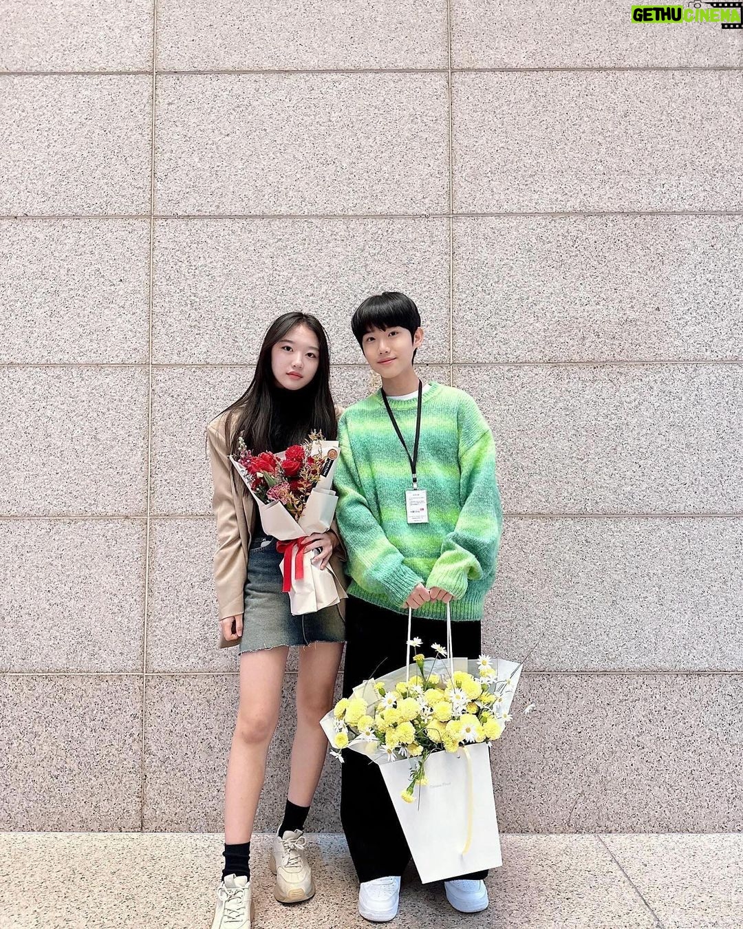 Oh Han-kyul Instagram - . 너희는 여전히 사이가 너무 좋구나!!ㅎㅎ 너무 짧은 시간이어서 아쉬웠다구!! 담에 한결이가 놀러가면 이야기 많이하자~~ 오늘 함께해줘서 너무 너무 고마워! 😍💛 - 누나 꿈을 응원해!! ✨ - . #오한결 #청소년배우오한결 #이효린 #바닷마을다이어리 #후타 #한결후타💛 #담엔한결이가놀러갈께😉 #누나바라기동생🌻 #담엔한결이댄스좀알려줘ㅋㅋ #꽃길만걷자우리🌸 예술의전당 Seoul Arts Center