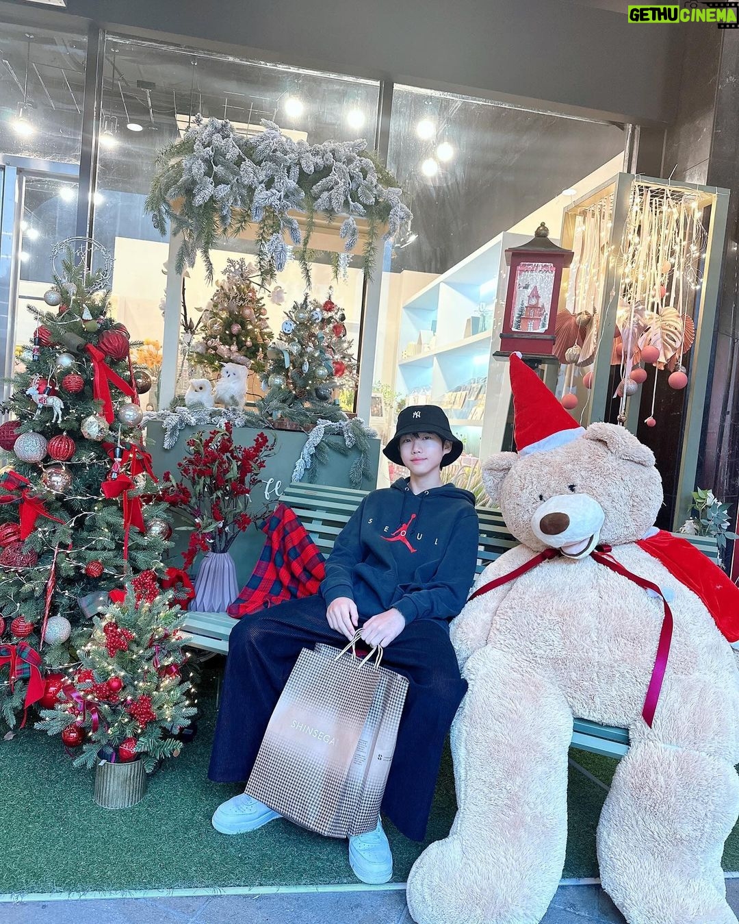 Oh Han-kyul Instagram - . 모처럼 여유있는 OFF day💛 초코드리즐3번+휘핑크림듬뿍☁ . #오한결 #청소년배우오한결 #칼로리폭탄흡입중😆💥 #only자바칩프라푸치노🍫☕️ #당충전완료💕 #여유로운금요일🙃 신세계백화점 경기점