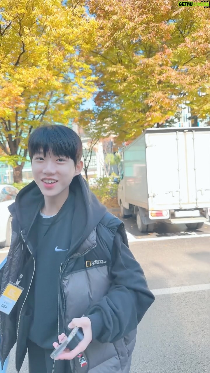 Oh Han-kyul Instagram - . 네에~~ 오늘 역시 감사하게도 더블매진입니다!! 😍✨ 2회 연속공연날 기분좋게 시작과 마무리했답니다. 많은분들이 알아봐주시고 찾아와주셔서 너무 너무 감사드려요~ 태그와 디엠 일일이 모두 답변해드리지는 못하지만…🥹😭 총 막공까지 최선을 다해서 홧팅할께요!! 지금까지 성실한 한결후타였습니다😉❤️🙌 . #오한결 #청소년배우오한결 #연극바닷마을다이어리 #후타 역 #한결후타 #예술의전당자유소극장🏛️ #연속공연_더블매진✨ #힘찬하루✌ #열심히하겠습니다🙏 #감사합니다❤️ #재미있게봐주세요😊 예술의전당 자유소극장