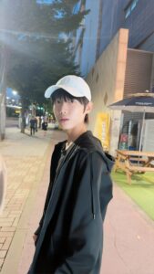 Oh Han-kyul Instagram - 연휴 시작전에 아파서 응급실 돌다가 입원하고…🥹 이제는 많이 나아져서 웃기도하고 산책도하고… 엄마 걱정할까봐 계속 괜찮다고하는 속 깊은 우리 아들.. 이제는 몸도 마음도 진짜 많이 컸구나…이궁…😭 한결아 ..엄마 너무너무 놀랬어… 우리 아푸지말고 항상 건강하자💛 . #오한결 #청소년배우오한결 #항상건강하고행복하자❤️
