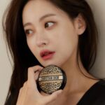 Oh Yeon-seo Instagram - #유료광고#디올미차컬렉션#디올포에버쿠션#031스트로베리 우아한 레오파드 프린트로 드레스업 해 매력적인 디올 포에버 꾸뛰르 쿠션 - 2023 미차 리미티드 에디션