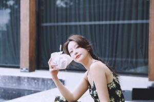 Oh Yeon-seo Instagram - 🍔🍟🍸🍹