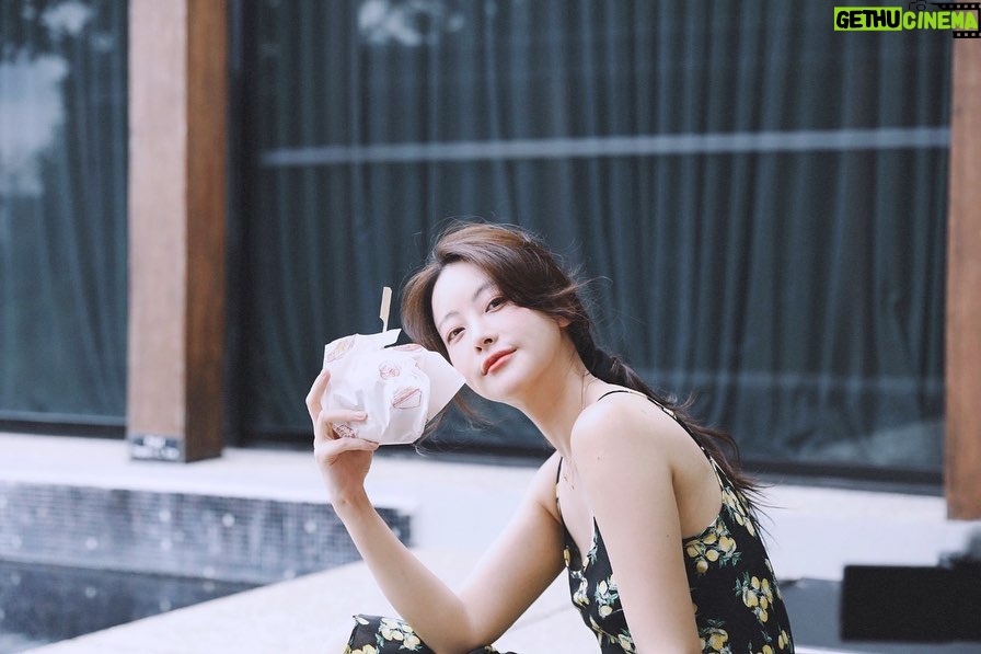 Oh Yeon-seo Instagram - 🍔🍟🍸🍹