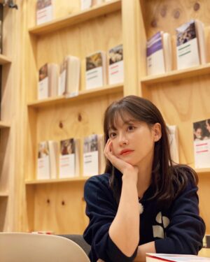 Oh Yeon-seo Instagram - 수상한 책방 동서남book에서 만나요!