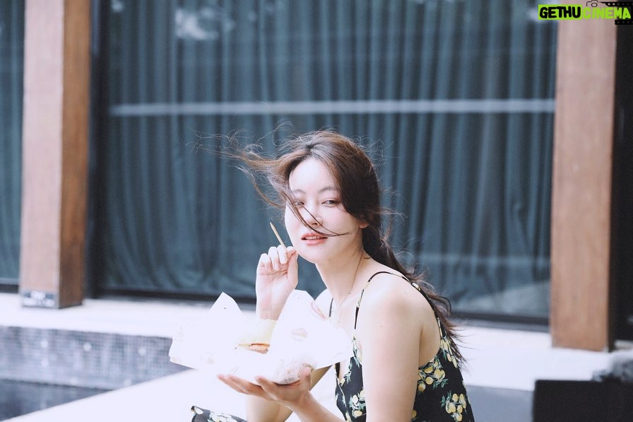 Oh Yeon-seo Instagram - 🍔🍟🍸🍹