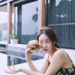 Oh Yeon-seo Instagram - 🍔🍟🍸🍹
