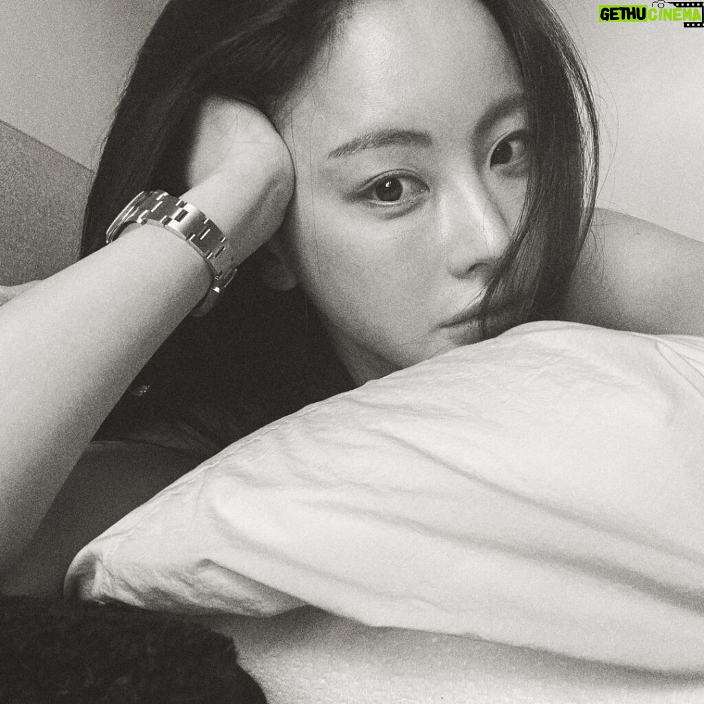 Oh Yeon-seo Instagram - 🖤