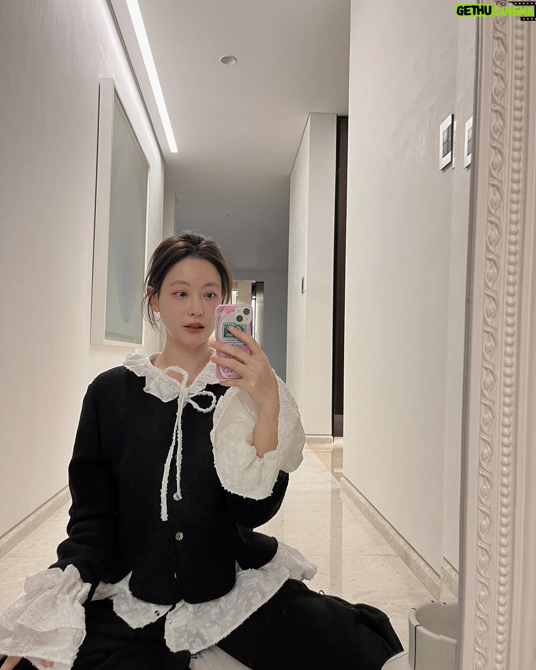 Oh Yeon-seo Instagram - 새해복많이💕 올해는 집순이에서 벗어나야지!