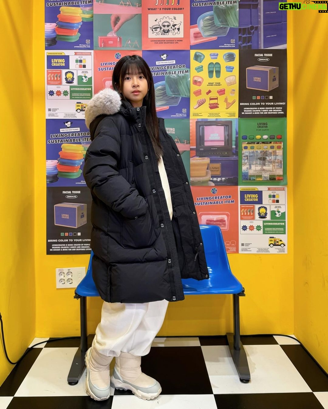 Ok Ye-rin Instagram - #제품협찬 이번주 비가 계속 내리다가 주말을 기점으로 또다시 영하의 날씨가 온데요 🥶 마침 바람도 많이 불고 추워서 내셔널지오그래픽 시그니처 아이템인 롱패딩과 방한화로 따뜻하게 코디해봤어요~ R.D.S 인증 구스다운으로 충전되어 있어서 입으면 가볍고 포근한데다 모자에 퍼가 너무 예쁘네요 패딩 어퍼에 기모 안감을 더한 방한화까지 신어주면 월동준비 준비 끝 👍🏻 @ng_apparel.kids #내셔널지오그래픽키즈 #내셔널지오그래픽 #옥예린 #키즈롱패딩 #키즈패딩 #주니어패딩 #키즈방한화 #키즈겨울패션 #키즈겨울아이템 #키즈옷 #키즈코디 #주니어옷