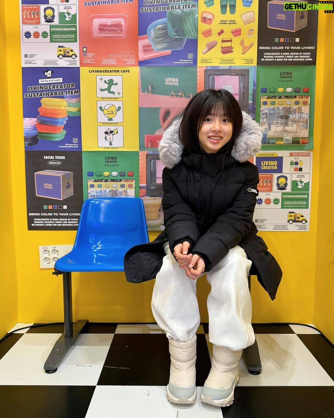 Ok Ye-rin Instagram - #제품협찬 이번주 비가 계속 내리다가 주말을 기점으로 또다시 영하의 날씨가 온데요 🥶 마침 바람도 많이 불고 추워서 내셔널지오그래픽 시그니처 아이템인 롱패딩과 방한화로 따뜻하게 코디해봤어요~ R.D.S 인증 구스다운으로 충전되어 있어서 입으면 가볍고 포근한데다 모자에 퍼가 너무 예쁘네요 패딩 어퍼에 기모 안감을 더한 방한화까지 신어주면 월동준비 준비 끝 👍🏻 @ng_apparel.kids #내셔널지오그래픽키즈 #내셔널지오그래픽 #옥예린 #키즈롱패딩 #키즈패딩 #주니어패딩 #키즈방한화 #키즈겨울패션 #키즈겨울아이템 #키즈옷 #키즈코디 #주니어옷
