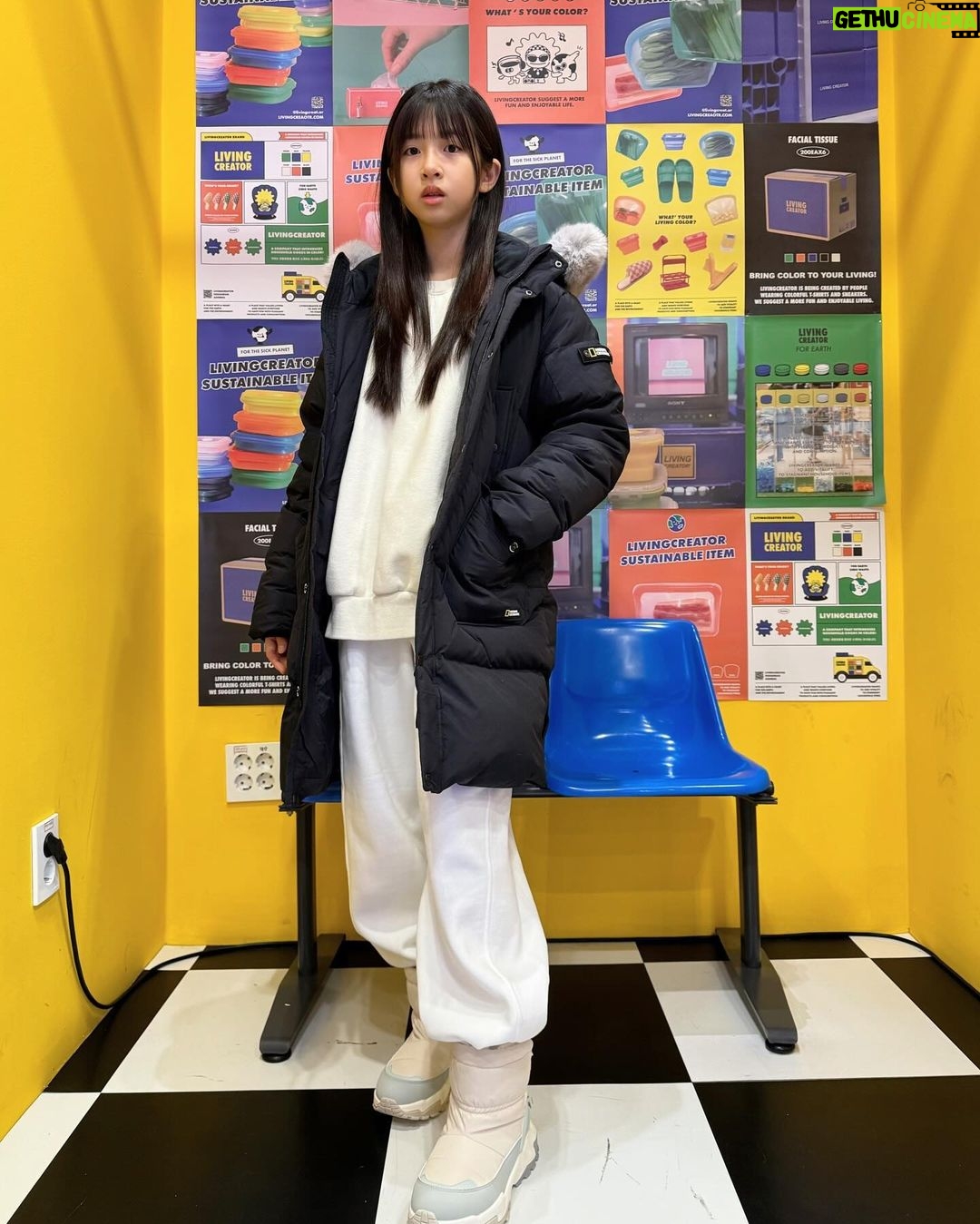 Ok Ye-rin Instagram - #제품협찬 이번주 비가 계속 내리다가 주말을 기점으로 또다시 영하의 날씨가 온데요 🥶 마침 바람도 많이 불고 추워서 내셔널지오그래픽 시그니처 아이템인 롱패딩과 방한화로 따뜻하게 코디해봤어요~ R.D.S 인증 구스다운으로 충전되어 있어서 입으면 가볍고 포근한데다 모자에 퍼가 너무 예쁘네요 패딩 어퍼에 기모 안감을 더한 방한화까지 신어주면 월동준비 준비 끝 👍🏻 @ng_apparel.kids #내셔널지오그래픽키즈 #내셔널지오그래픽 #옥예린 #키즈롱패딩 #키즈패딩 #주니어패딩 #키즈방한화 #키즈겨울패션 #키즈겨울아이템 #키즈옷 #키즈코디 #주니어옷