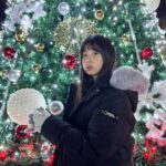 Ok Ye-rin Instagram - #제품협찬 갑자기 추워진 날씨에 내셔널지오그래픽의 구스다운 롱패딩과 방한화를 신었어요 큼지막한 모자까지 있어서 얼굴 바람 다막아주는 효자템 🥰 이제 곧 크리스마스네요 🎄 곳곳에 예쁜 트리가 많이보여요 좋은 계획들 있으신가요? ^^ 내일도 옷 따뜻하게 챙기세요 🌟 @ng_apparel.kids #내셔널지오그래픽키즈 #내셔널지오그래픽 #옥예린 #키즈롱패딩 #키즈패딩 #주니어패딩 #키즈방한화 #키즈겨울패션 #키즈겨울아이템 #키즈옷 #키즈코디 #주니어옷