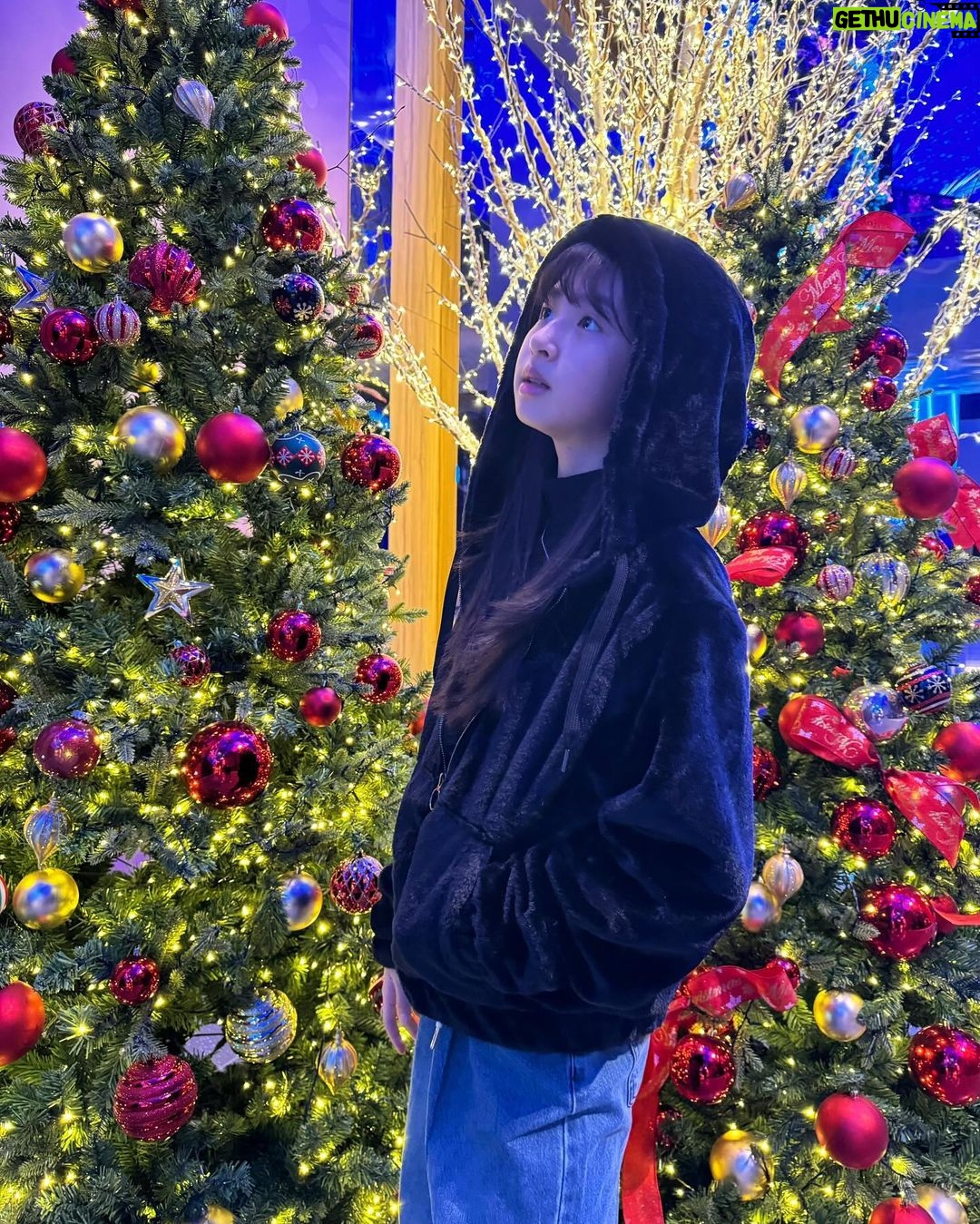 Ok Ye-rin Instagram - #제품협찬 가볍게 걸치기 좋은 부들부들 에코퍼 후드집업 요즘 같이 날씨가 너무 추워서 주로 실내에서 보낼때는 가벼운 아우터가 최고 좋아요 😊 가볍고 부드럽고 포근한데 스타일도 챙길수 있거든요 👍🏻 ✔️161cm 예린이 165size 착용 @awkmall #에어워크 #에어워크주니어 #주니어아우터 #여아점퍼 #에코퍼후드집업 #아역배우 #주니어모델 #옥예린