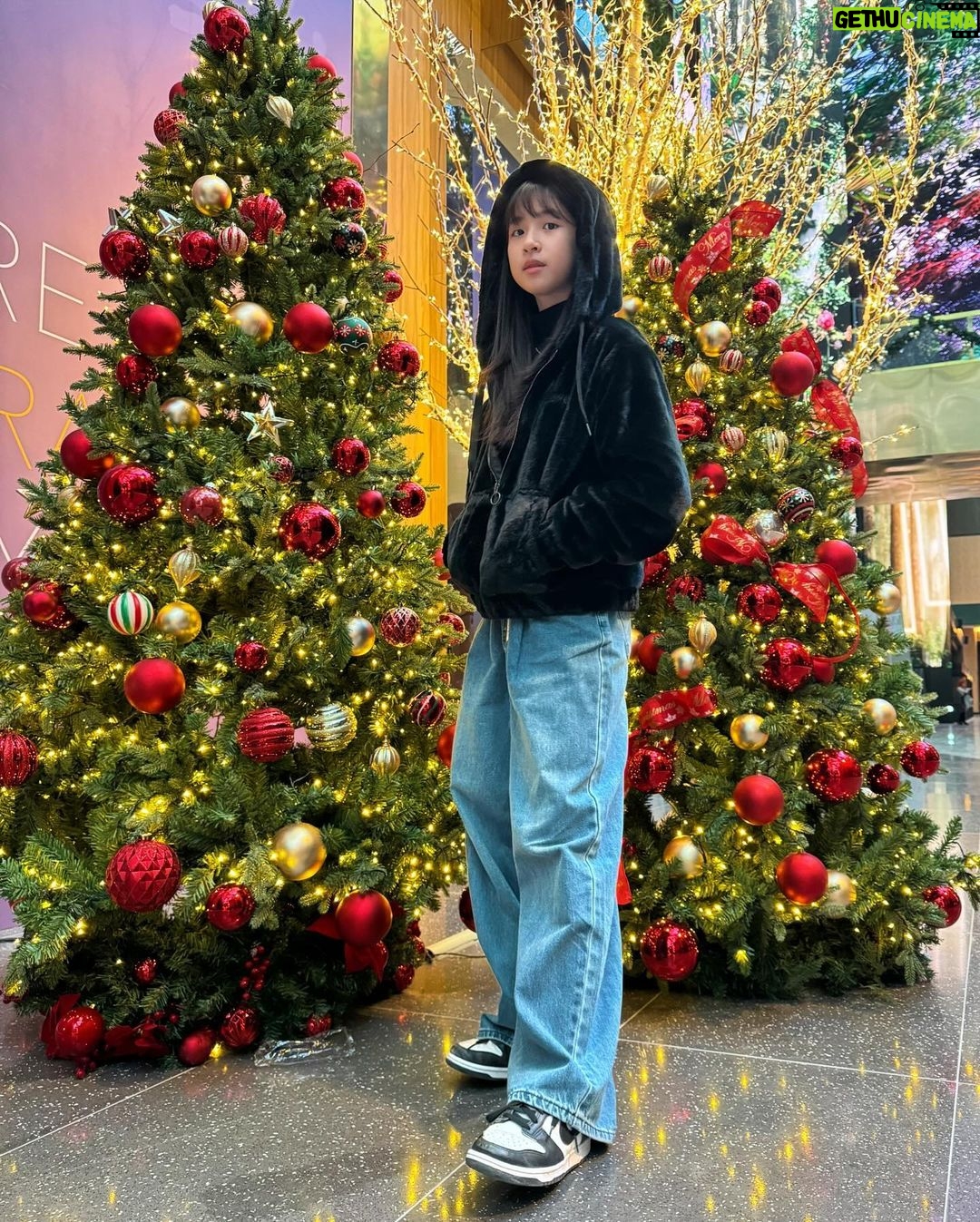 Ok Ye-rin Instagram - #제품협찬 가볍게 걸치기 좋은 부들부들 에코퍼 후드집업 요즘 같이 날씨가 너무 추워서 주로 실내에서 보낼때는 가벼운 아우터가 최고 좋아요 😊 가볍고 부드럽고 포근한데 스타일도 챙길수 있거든요 👍🏻 ✔️161cm 예린이 165size 착용 @awkmall #에어워크 #에어워크주니어 #주니어아우터 #여아점퍼 #에코퍼후드집업 #아역배우 #주니어모델 #옥예린