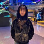 Ok Ye-rin Instagram - #제품협찬 가볍게 걸치기 좋은 부들부들 에코퍼 후드집업 요즘 같이 날씨가 너무 추워서 주로 실내에서 보낼때는 가벼운 아우터가 최고 좋아요 😊 가볍고 부드럽고 포근한데 스타일도 챙길수 있거든요 👍🏻 ✔️161cm 예린이 165size 착용 @awkmall #에어워크 #에어워크주니어 #주니어아우터 #여아점퍼 #에코퍼후드집업 #아역배우 #주니어모델 #옥예린