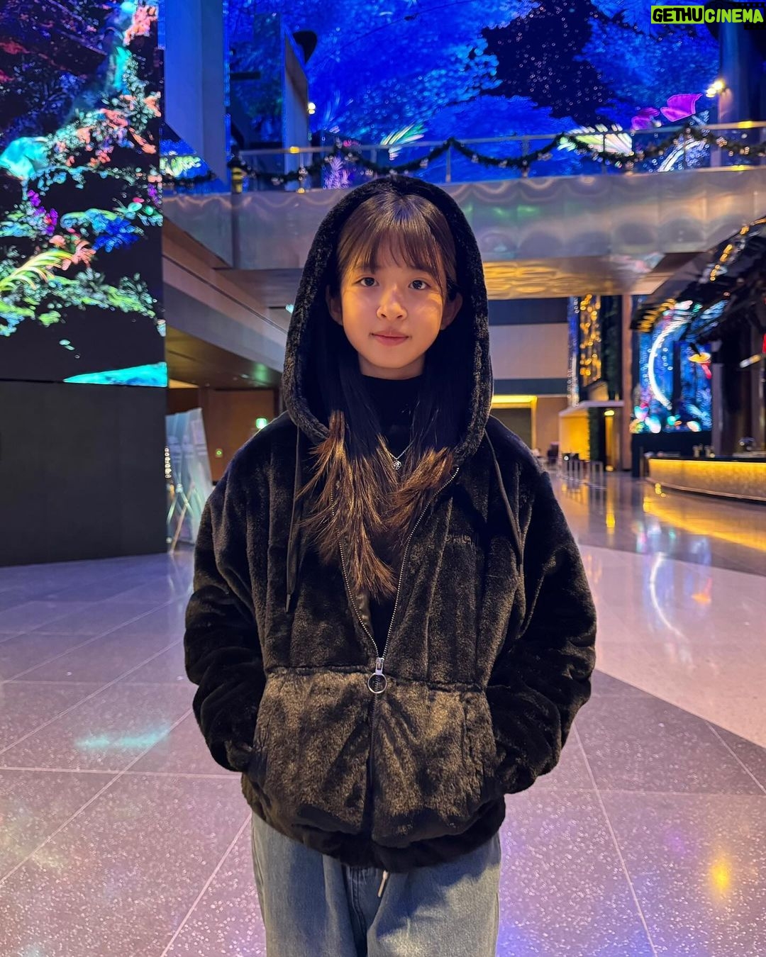 Ok Ye-rin Instagram - #제품협찬 가볍게 걸치기 좋은 부들부들 에코퍼 후드집업 요즘 같이 날씨가 너무 추워서 주로 실내에서 보낼때는 가벼운 아우터가 최고 좋아요 😊 가볍고 부드럽고 포근한데 스타일도 챙길수 있거든요 👍🏻 ✔️161cm 예린이 165size 착용 @awkmall #에어워크 #에어워크주니어 #주니어아우터 #여아점퍼 #에코퍼후드집업 #아역배우 #주니어모델 #옥예린