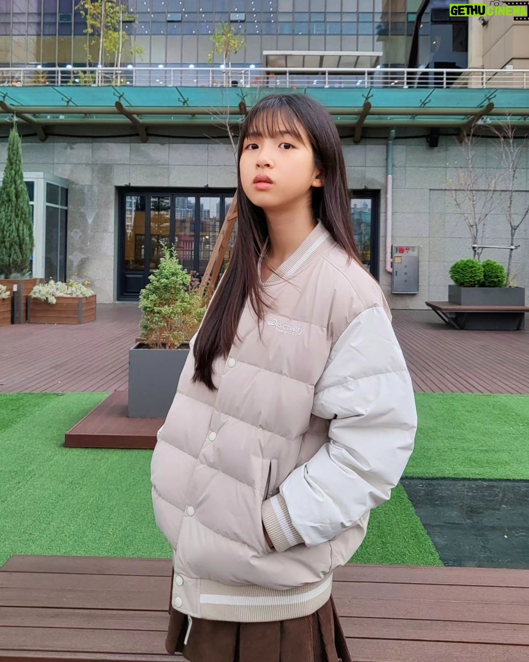 Ok Ye-rin Instagram - #광고 주말 나들이에 함께한 키즈 바시티 패딩 점퍼 + 브릭키즈슈즈 이번 점퍼랑 신상 슈즈 넘넘 예뻐요 🤎🤍 트렌디하면서 활동하기도 편한 디스커버리 @discoveryexpeditionkids_kr . . . . #리틀디스커버러#디스커버리키즈 #키즈패딩 #디스커버리키즈패딩 #디스커버리키즈숏패딩 #여아패딩 #아동패딩 #주니어패딩 #키즈숏패딩 #주니어숏패딩
