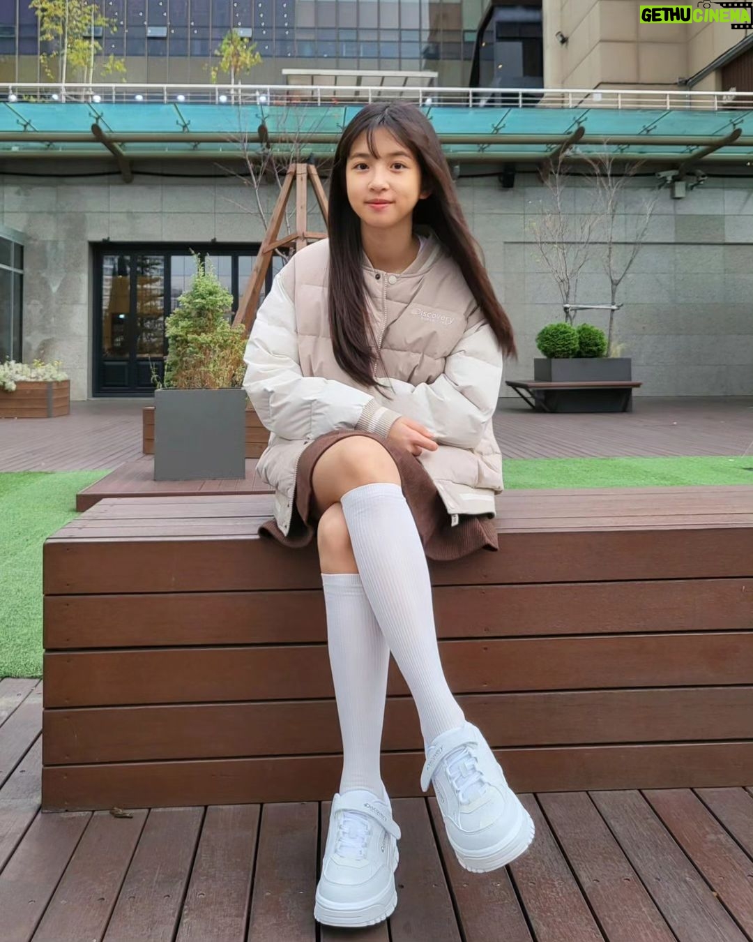Ok Ye-rin Instagram - #광고 주말 나들이에 함께한 키즈 바시티 패딩 점퍼 + 브릭키즈슈즈 이번 점퍼랑 신상 슈즈 넘넘 예뻐요 🤎🤍 트렌디하면서 활동하기도 편한 디스커버리 @discoveryexpeditionkids_kr . . . . #리틀디스커버러#디스커버리키즈 #키즈패딩 #디스커버리키즈패딩 #디스커버리키즈숏패딩 #여아패딩 #아동패딩 #주니어패딩 #키즈숏패딩 #주니어숏패딩