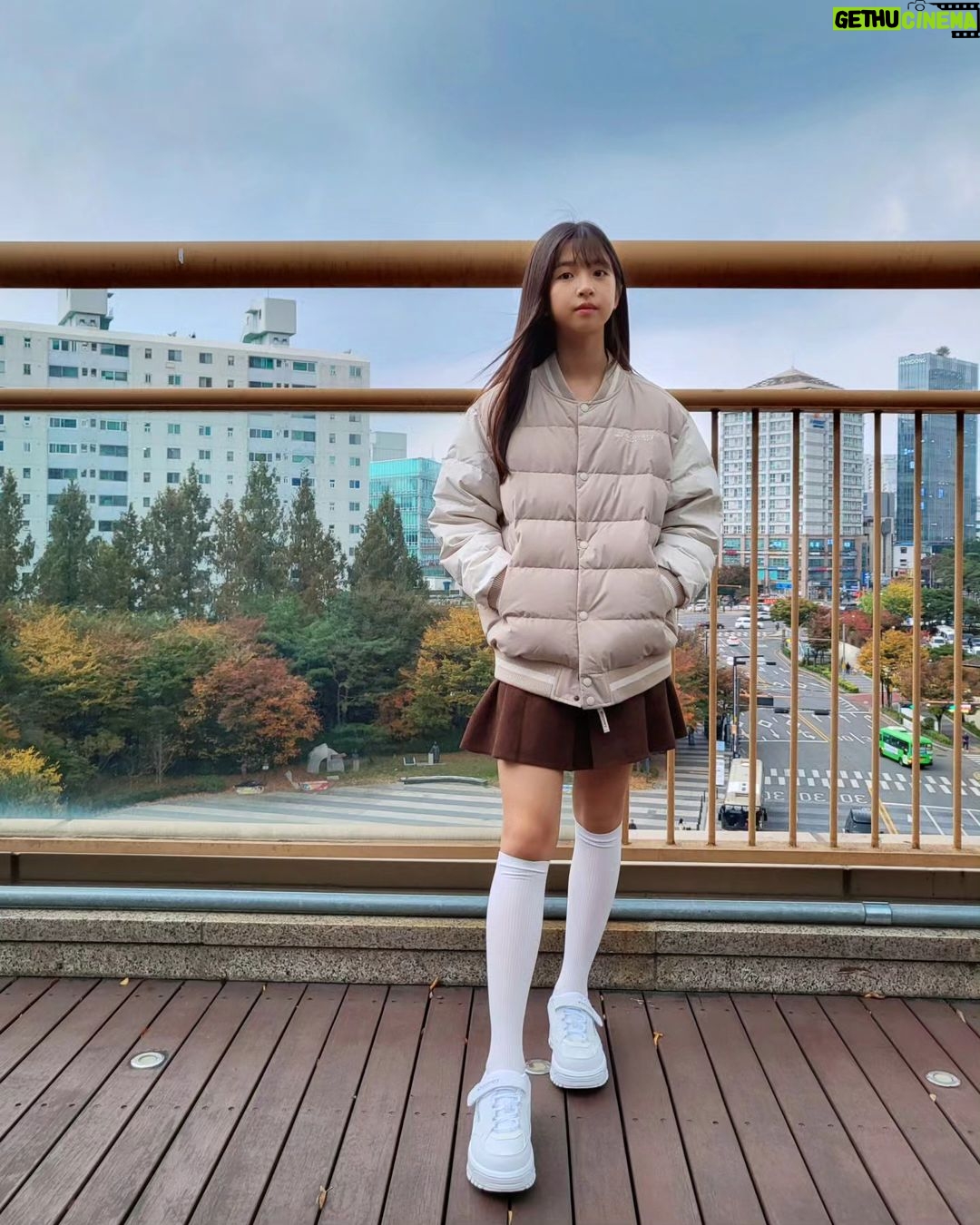 Ok Ye-rin Instagram - #광고 주말 나들이에 함께한 키즈 바시티 패딩 점퍼 + 브릭키즈슈즈 이번 점퍼랑 신상 슈즈 넘넘 예뻐요 🤎🤍 트렌디하면서 활동하기도 편한 디스커버리 @discoveryexpeditionkids_kr . . . . #리틀디스커버러#디스커버리키즈 #키즈패딩 #디스커버리키즈패딩 #디스커버리키즈숏패딩 #여아패딩 #아동패딩 #주니어패딩 #키즈숏패딩 #주니어숏패딩
