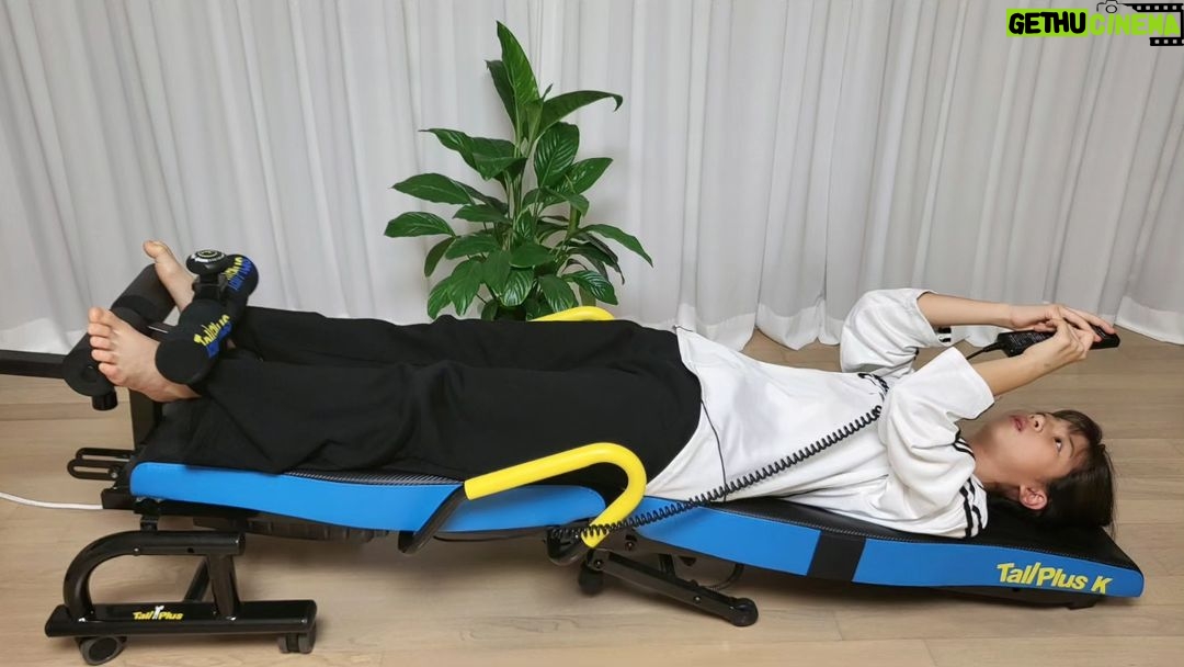 Ok Ye-rin Instagram - #협찬 키 물어 보시는분들이 여전히 많아요 🥰 이제 좀 더디게 크는것 같긴한데 그래도 어느새 보면 또 자라 있네요? 예린이는 일찍 자는편은 아니라서 잘먹고 운동하기 위주로 잘 지키고 있어요 잠들기 전에는 톨플러스! 영상은 배속 설정 했더니 쭉쭉 늘려주는게 제가봐도 잘보이네요 👀 궁금해하셔서 오늘은 키도 한번 재봤어요 성장기 우리 어린이들 쑥쑥 자라나길 💙 @tallplusp #톨플러스K #키크는방법 #키크는운동 #성장판운동 #자세교정 #숨은키찾기 #전신스트레칭 #아역배우 #옥예린 #초6 #비율천재