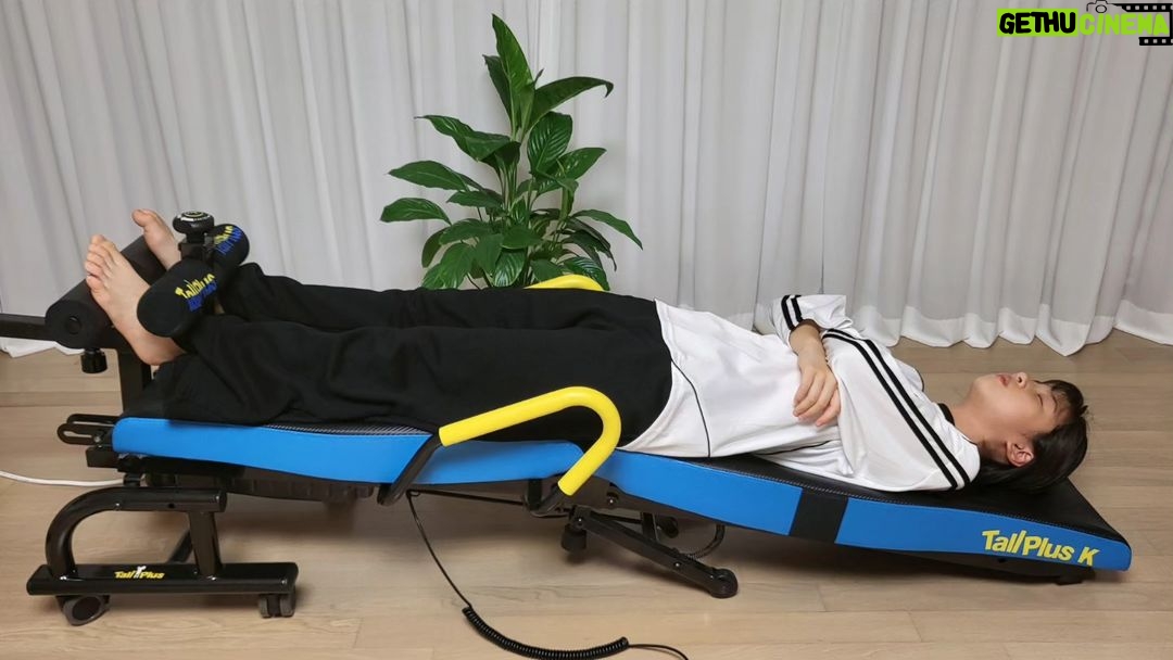 Ok Ye-rin Instagram - #협찬 키 물어 보시는분들이 여전히 많아요 🥰 이제 좀 더디게 크는것 같긴한데 그래도 어느새 보면 또 자라 있네요? 예린이는 일찍 자는편은 아니라서 잘먹고 운동하기 위주로 잘 지키고 있어요 잠들기 전에는 톨플러스! 영상은 배속 설정 했더니 쭉쭉 늘려주는게 제가봐도 잘보이네요 👀 궁금해하셔서 오늘은 키도 한번 재봤어요 성장기 우리 어린이들 쑥쑥 자라나길 💙 @tallplusp #톨플러스K #키크는방법 #키크는운동 #성장판운동 #자세교정 #숨은키찾기 #전신스트레칭 #아역배우 #옥예린 #초6 #비율천재
