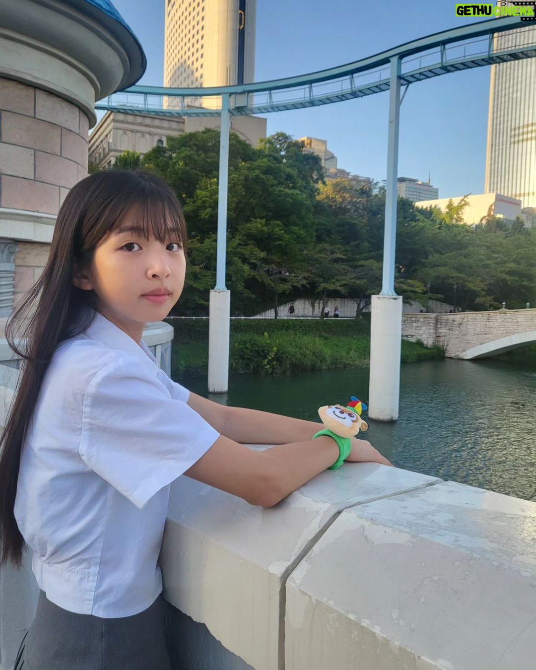 Ok Ye-rin Instagram - . #롯데월드 집에 있는 의상으로 컬러 맞추고 타이도 해주면 교복느낌 완성! 너희들 소년 소녀가 따로 없었네 순정만화 주인공인줄 🙊❤️ #매직패스 아이들 지치지 않게 원하는거 딱! 정해서 놀이기구 타고 퍼레이드 불꽃놀이까지 구경하고 종일 놀아서 피곤할즈음 #원더도어 편하게 호텔로 돌아가서 마저 호캉스 즐기기 패키지 최고다 진짜!✨️ . . . #닮은듯안닮은듯 #사이좋은남매 #교복 #커플룩 #남매룩 #롯데호텔월드 Lotte World