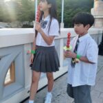Ok Ye-rin Instagram - . #롯데월드 집에 있는 의상으로 컬러 맞추고 타이도 해주면 교복느낌 완성! 너희들 소년 소녀가 따로 없었네 순정만화 주인공인줄 🙊❤️ #매직패스 아이들 지치지 않게 원하는거 딱! 정해서 놀이기구 타고 퍼레이드 불꽃놀이까지 구경하고 종일 놀아서 피곤할즈음 #원더도어 편하게 호텔로 돌아가서 마저 호캉스 즐기기 패키지 최고다 진짜!✨️ . . . #닮은듯안닮은듯 #사이좋은남매 #교복 #커플룩 #남매룩 #롯데호텔월드 Lotte World