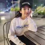 Ok Ye-rin Instagram - #광고 낮에는 아직 더운데 저녁에는 꾀 선선해요 ~ 편하고 트랜디한 룩 입고 밤마실 ✨️ 키즈맨투맨 + 카고바지 + 볼캡 + 운동화 가을에도 디스커버리키즈와 함께 🤍 . . @discoveryexpeditionkids_kr #리틀디스커버러 #디스커버리키즈 #키즈맨투맨 #주니어바지 #키즈카고팬츠 #키즈카고바지 #디스커버리키즈바지 #디스커버리키즈모자 #키즈볼캡