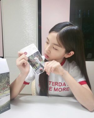 Ok Ye-rin Instagram - .
오늘 아침 출근전에도 
사과즙 마시고 미모 뿜뿜 😍

음료가 계속 생각나는 요즘
사과즙 얼려서 챙겨다니니깐
너무 좋네요~ 진하고 맛있고! 
한번에 한포로는 절대부족 ㅋㅋ

첨가물도 없고, GAP 인증받은 
문경 사과로만 착즙했데요 
그동안 먹어본 사과즙 중에 베스트!
.
.
.
.
🍎 @appleroad_ 
#동구밖과수원길사과즙 #JMT 
#사과즙추천 #문경사과즙