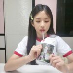 Ok Ye-rin Instagram - . 오늘 아침 출근전에도 사과즙 마시고 미모 뿜뿜 😍 음료가 계속 생각나는 요즘 사과즙 얼려서 챙겨다니니깐 너무 좋네요~ 진하고 맛있고! 한번에 한포로는 절대부족 ㅋㅋ 첨가물도 없고, GAP 인증받은 문경 사과로만 착즙했데요 그동안 먹어본 사과즙 중에 베스트! . . . . 🍎 @appleroad_ #동구밖과수원길사과즙 #JMT #사과즙추천 #문경사과즙