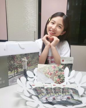 Ok Ye-rin Instagram - .
오늘 아침 출근전에도 
사과즙 마시고 미모 뿜뿜 😍

음료가 계속 생각나는 요즘
사과즙 얼려서 챙겨다니니깐
너무 좋네요~ 진하고 맛있고! 
한번에 한포로는 절대부족 ㅋㅋ

첨가물도 없고, GAP 인증받은 
문경 사과로만 착즙했데요 
그동안 먹어본 사과즙 중에 베스트!
.
.
.
.
🍎 @appleroad_ 
#동구밖과수원길사과즙 #JMT 
#사과즙추천 #문경사과즙
