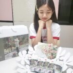 Ok Ye-rin Instagram - . 오늘 아침 출근전에도 사과즙 마시고 미모 뿜뿜 😍 음료가 계속 생각나는 요즘 사과즙 얼려서 챙겨다니니깐 너무 좋네요~ 진하고 맛있고! 한번에 한포로는 절대부족 ㅋㅋ 첨가물도 없고, GAP 인증받은 문경 사과로만 착즙했데요 그동안 먹어본 사과즙 중에 베스트! . . . . 🍎 @appleroad_ #동구밖과수원길사과즙 #JMT #사과즙추천 #문경사과즙