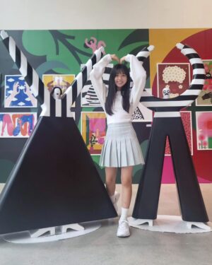 Ok Ye-rin Instagram - .
방학시작 한뒤로 
친구들이랑 집에와서 놀때 아니면 
얼굴보기 매우 힘든 딸
사진으로 보고있네 😂

알차게 계획 짜고
땀뻘뻘 흘리며 뛰어 놀고~
친구가 좋은 나이지
방학동안 좋은추억 많이 만들자 🥰
.
.
.
#여름방학 #전시추천
#이탈리안라이프스타일전
알렉산드로 멘디니, 카밀라 팔시니 등 
세계 거장들의 작업을 만나볼 수 있는곳 
#K현대미술관 #파지티브호텔
