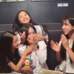 Ok Ye-rin Instagram - . 동생들이랑 커플우산 🌼 서연이 생축 🎂 언니가 사준 베이글 🥯 매주봐도 예쁜 친구들 💓 이번주도 고생했어! ^^ . . . #위글위글집들이 #압구정로데오 #주말 #데이트