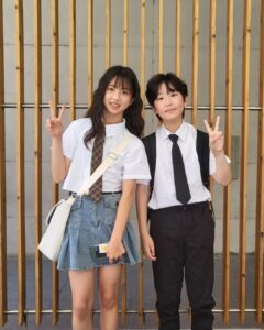 Ok Ye-rin Instagram - . 인형놀이 할수 있는 딸이 있어서 햄볶 😍 이날의 #출근룩 유찬이 빨리 나아서 누나랑 놀자 👐 @jinyuchan2012 피카츄 스티커... 킬포 🤦‍♀️ #옥예린 #비율천재 #인형 #초6