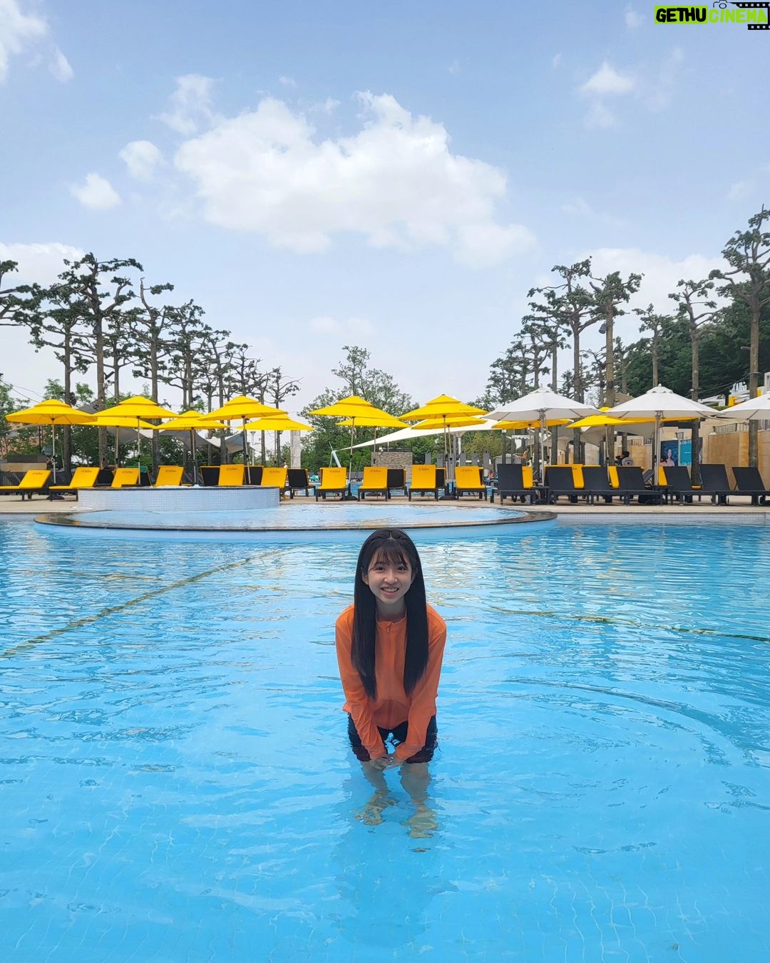 Ok Ye-rin Instagram - #광고 . 우리집 인어공주 여름만되면 깜둥이 되는 예린이😎 야외에서 UV차단 제대로 되는 긴팔 래쉬가드는 필수예요 집업이라 탈착도 편하고 색상도 쨍해서 물놀이에 딱인듯🧡 샌들은 사이즈가 크지만 벨크로라 조절해서 신을수 있었어요 😊👍 . . @ng_apparel.kids #내셔널지오그래픽키즈 #내셔널지오그래픽 #키즈래쉬가드 #여아수영복 #키즈샌들 #주니어신발 #주니어코디 #주니어옷 #키즈코디 Banyan Tree The Oasis