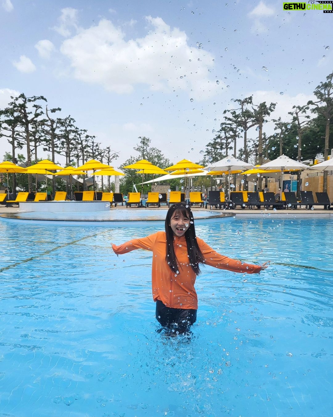 Ok Ye-rin Instagram - #광고 . 우리집 인어공주 여름만되면 깜둥이 되는 예린이😎 야외에서 UV차단 제대로 되는 긴팔 래쉬가드는 필수예요 집업이라 탈착도 편하고 색상도 쨍해서 물놀이에 딱인듯🧡 샌들은 사이즈가 크지만 벨크로라 조절해서 신을수 있었어요 😊👍 . . @ng_apparel.kids #내셔널지오그래픽키즈 #내셔널지오그래픽 #키즈래쉬가드 #여아수영복 #키즈샌들 #주니어신발 #주니어코디 #주니어옷 #키즈코디 Banyan Tree The Oasis